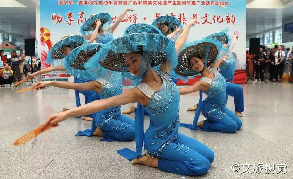 搭乘首發(fā)高鐵，海真珠珍珠粉抵達東方明珠